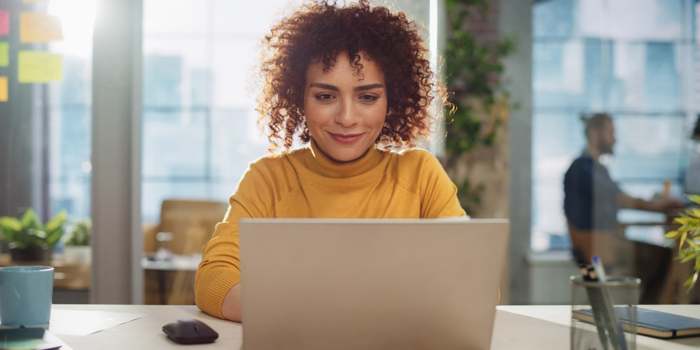 Beautiful,Middle,Eastern,Manager,Sitting,At,A,Desk,In,Creative